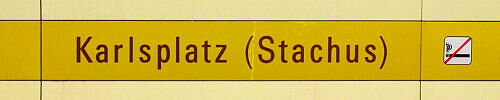 Stationsschild Karlsplatz (Stachus) Stationsschild Karlsplatz (Stachus)